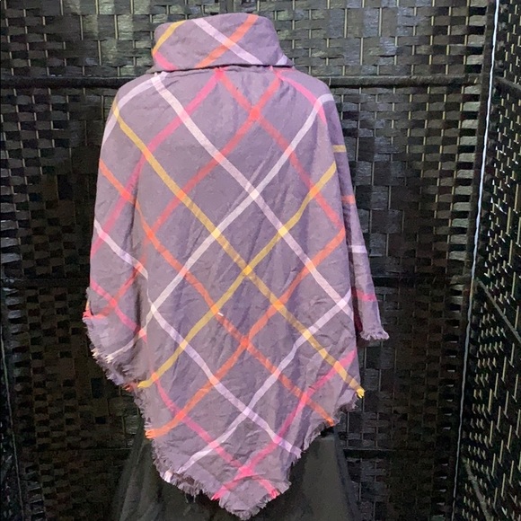 Plaid Zip up Ruana - Picture 5 of 8